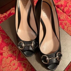 Gucci women peep toe pump